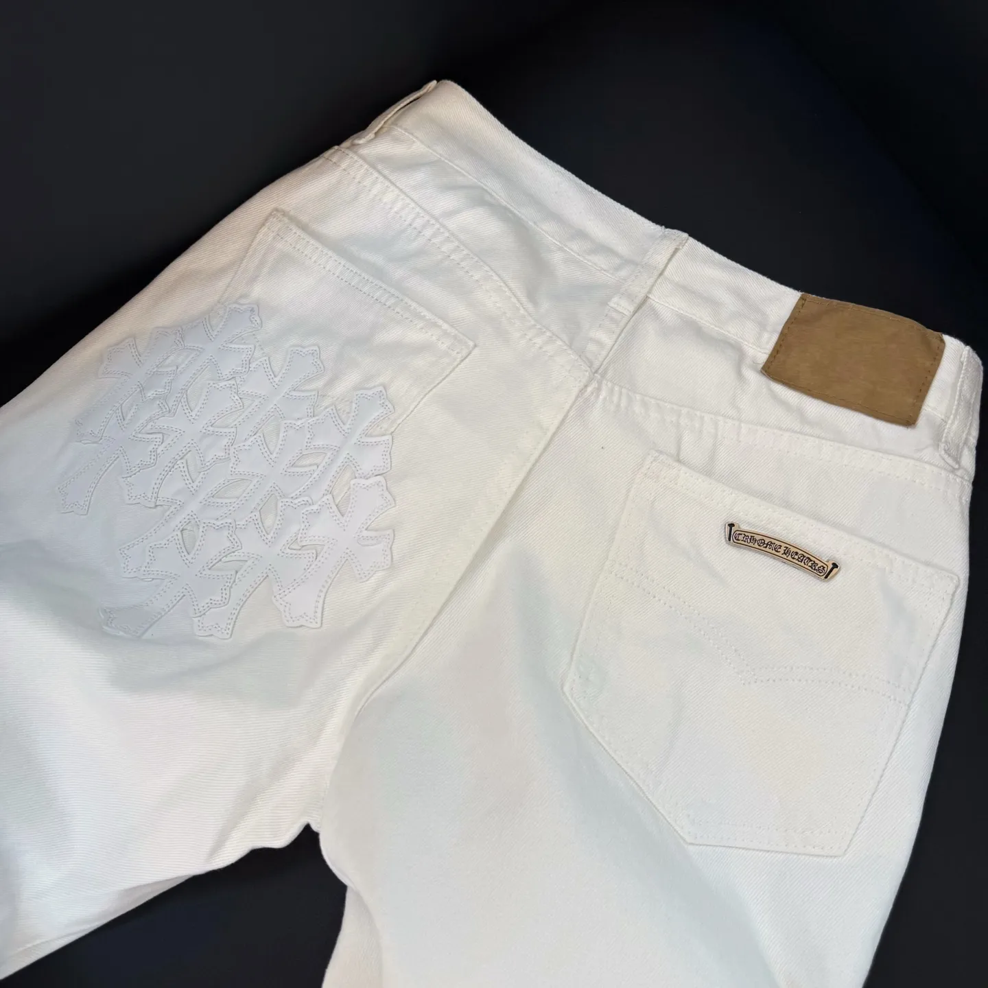 P300 Style number: D297 Chrome Hearts White Ox King Size: 28, 30, 32, 34 (S-XL) Color: White Size reference: Pants length 100 102 104 106 106 Waist 72 76 80 84 88 Recommended weight S (about 110 pounds) M (about 120 pounds) L (about 140 pounds) XL (around 165)